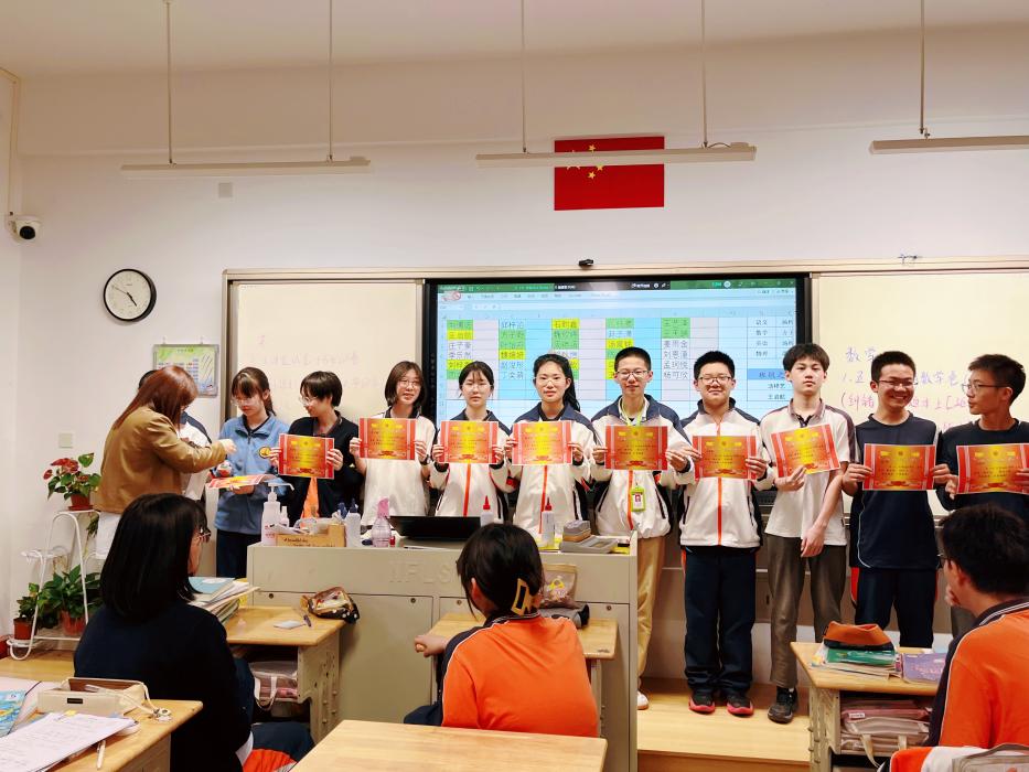 新奇的“座位自选制”（八3班史峻伊）_html_m1c76b91c.jpg