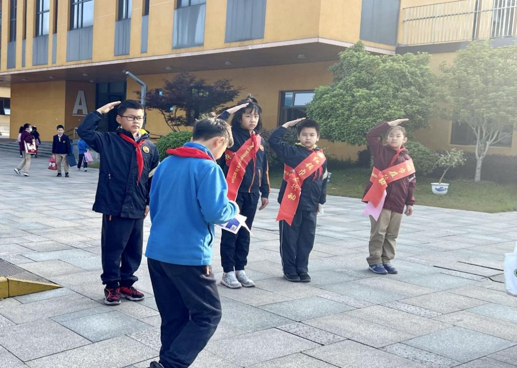 文明护岗，争做好少年_html_358592ac.jpg