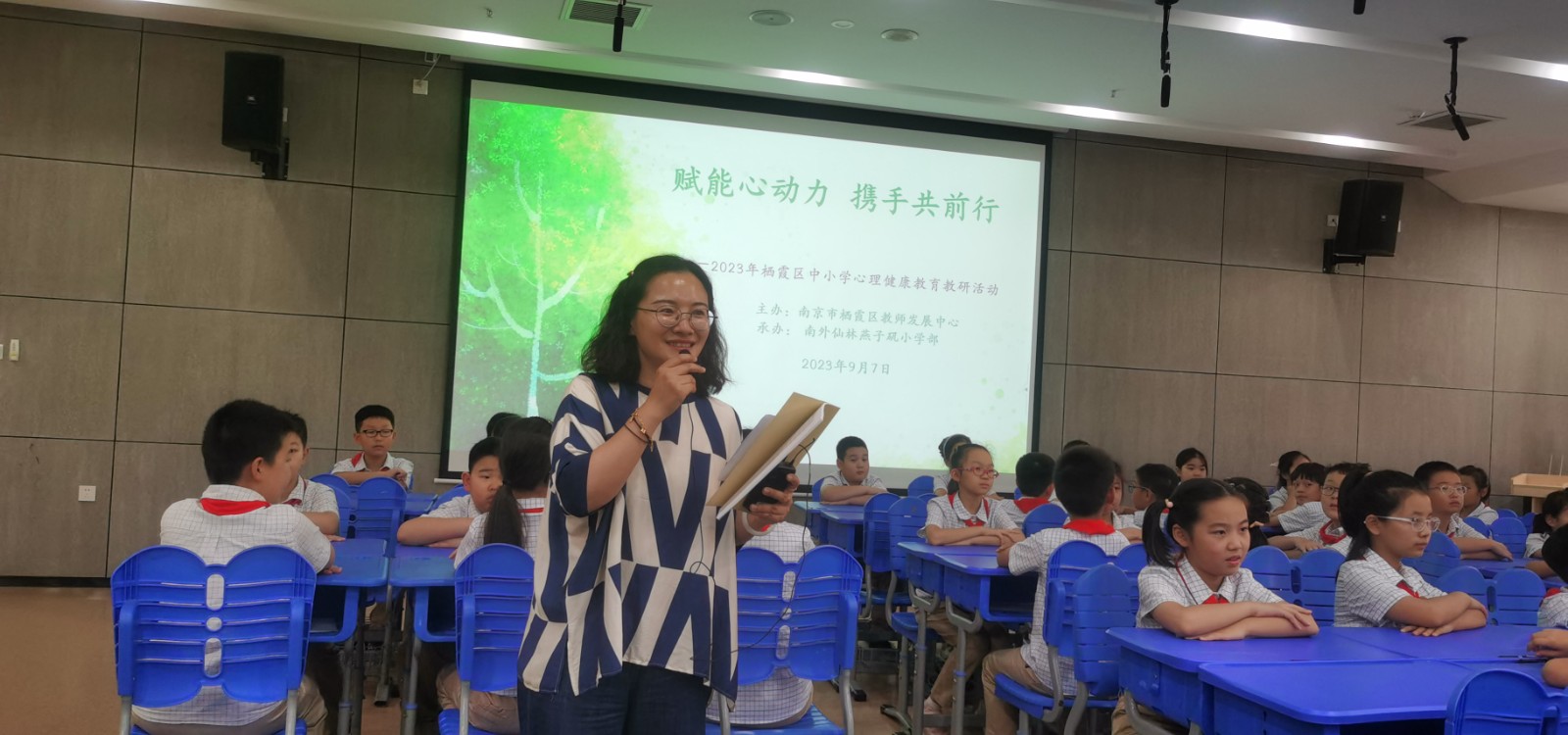 主持人王老师.jpg