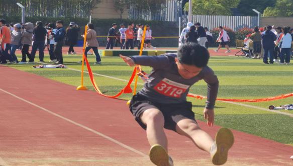 逐梦绿茵场  6班 新闻稿_html_m1b766c88.jpg