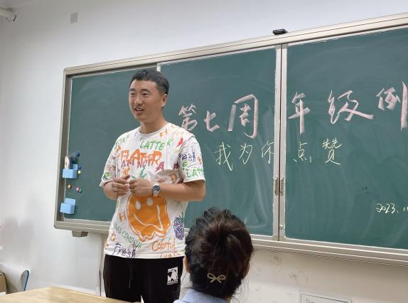 我为你点赞——六年级第七周年级组例会_html_7bde8547.jpg