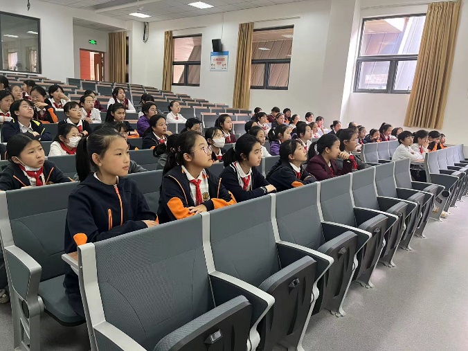 2023.4.13护航青春助成长——小学部女生青春期健康知识小讲座新闻稿_html_3e9561dc.jpg