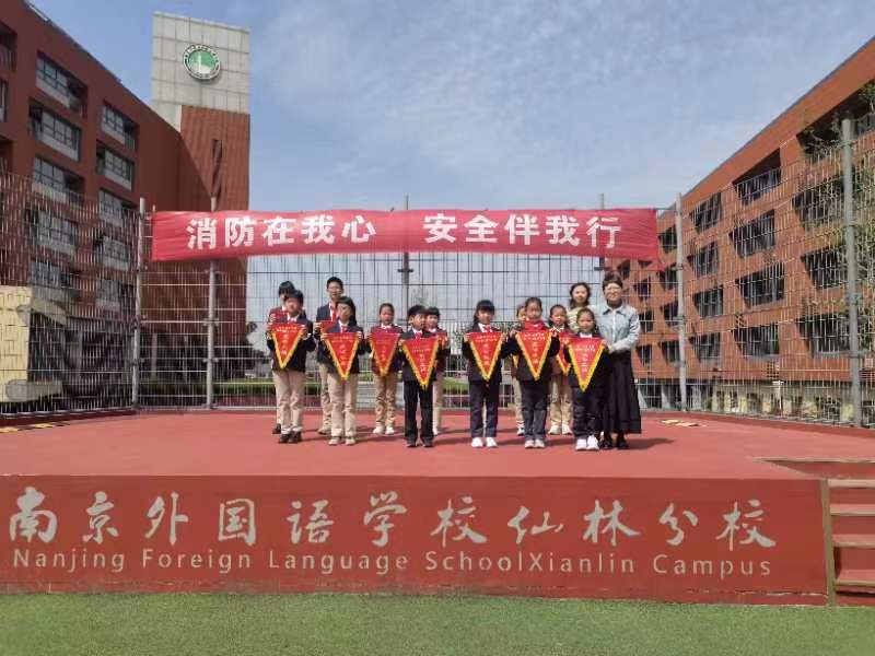 1_爱护校园环境 四6班升旗仪式_html_m53fc96f4.jpg