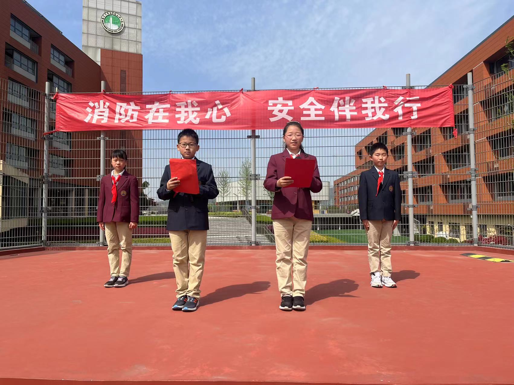 1_爱护校园环境 四6班升旗仪式_html_m3a82f65b.jpg
