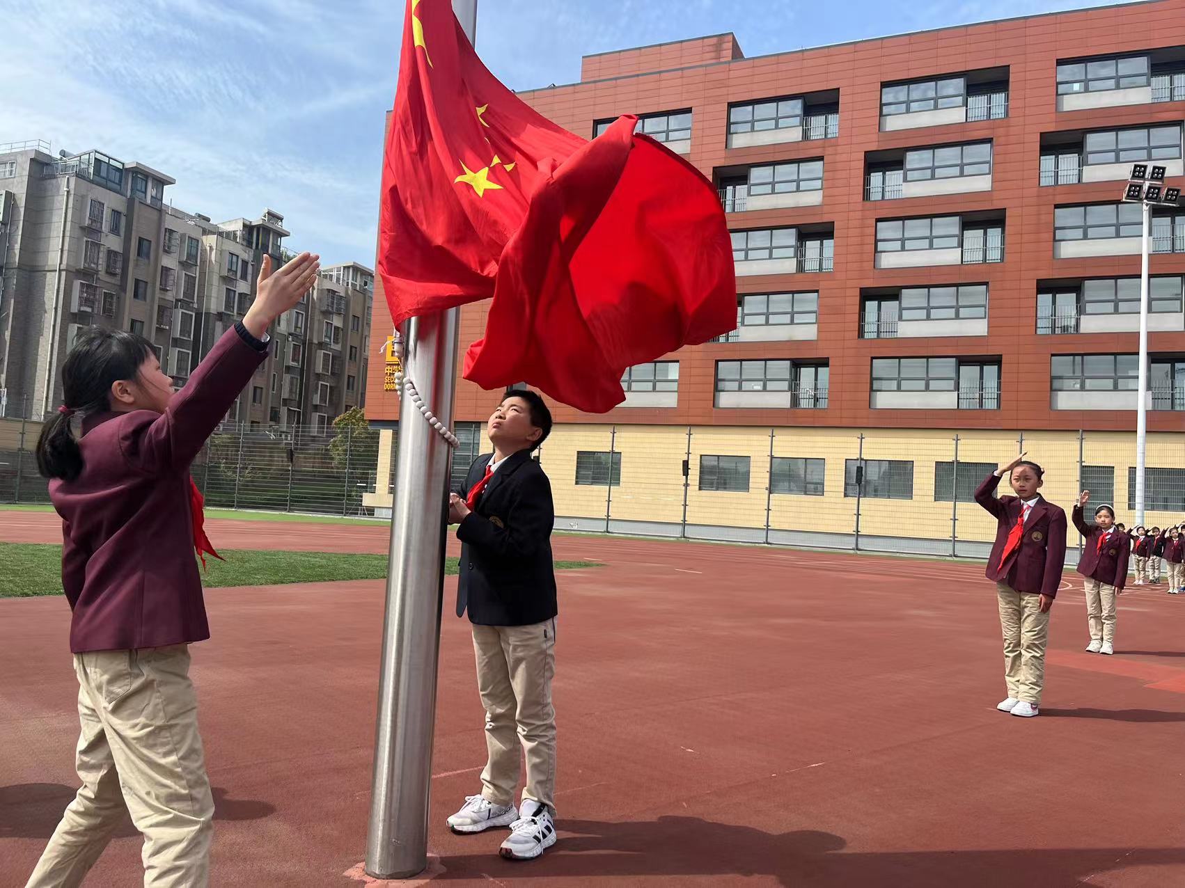 1_爱护校园环境 四6班升旗仪式_html_m30f74699.jpg