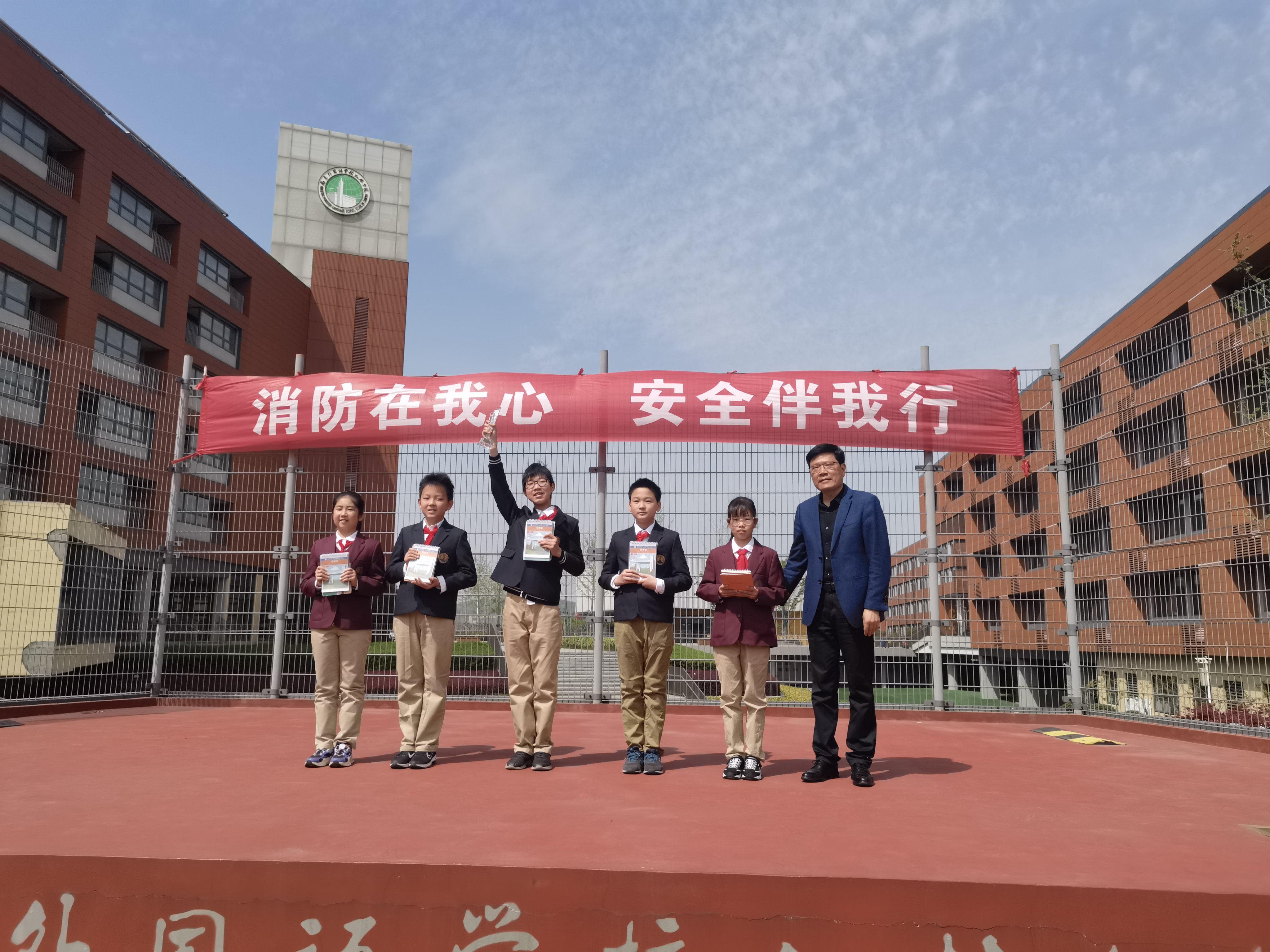 1_爱护校园环境 四6班升旗仪式_html_38c40e5.jpg