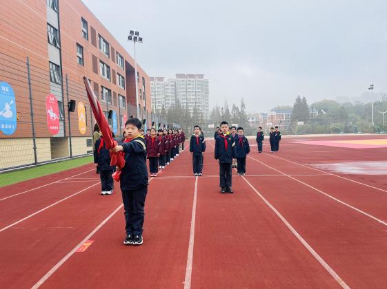 校园文明礼仪--四（5）班升旗仪式(2)_html_m7b3d0355.jpg
