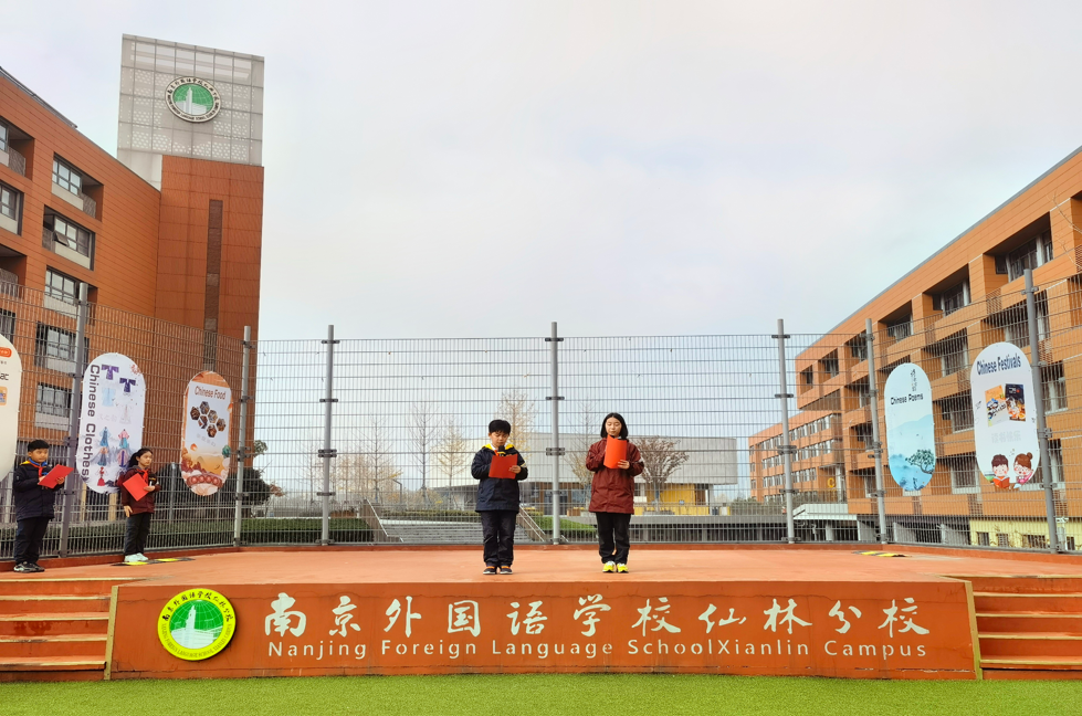 校园文明礼仪--四（5）班升旗仪式(2)_html_5f0f5fa1.png