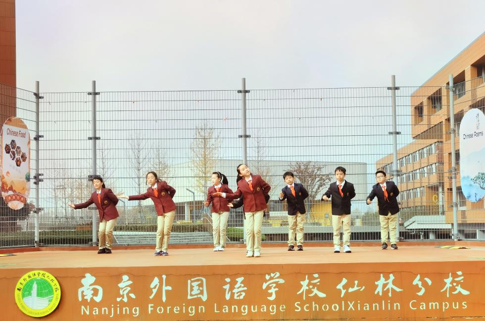校园文明礼仪--四（5）班升旗仪式(2)_html_m7f0e607e.jpg