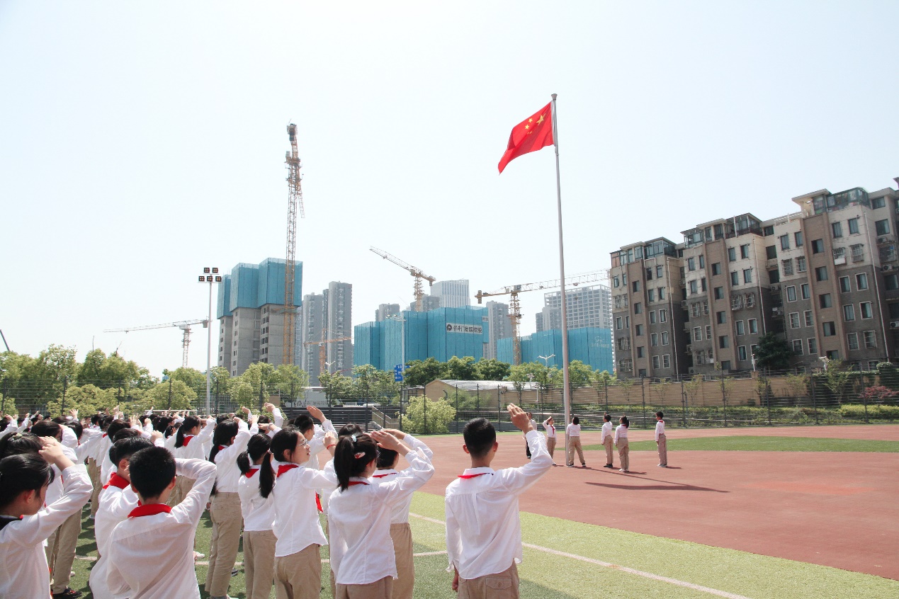 怀抱梦想  快乐成长——三（2）班升旗仪式暨艺术节开幕式_html_7942f9f1.jpg