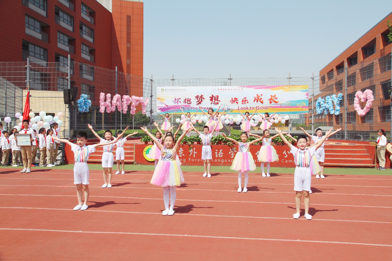 怀抱梦想  快乐成长——三（2）班升旗仪式暨艺术节开幕式_html_4bb39e02.jpg