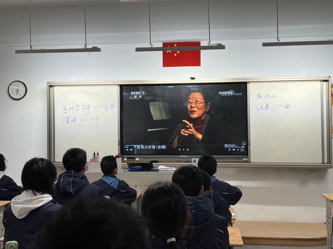 【八5】看颁奖典礼，品其中深意_html_m6b1fceab.jpg