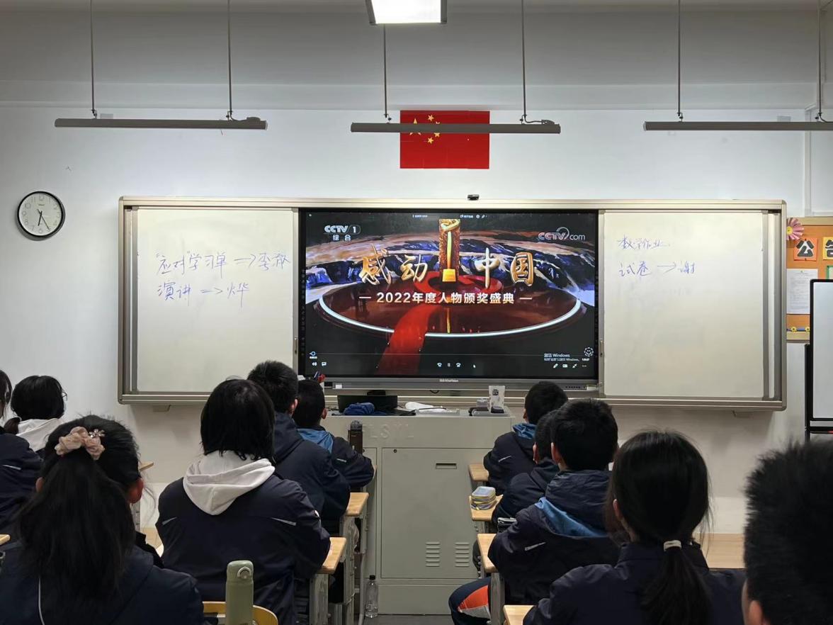【八5】看颁奖典礼，品其中深意_html_m266c1f87.jpg