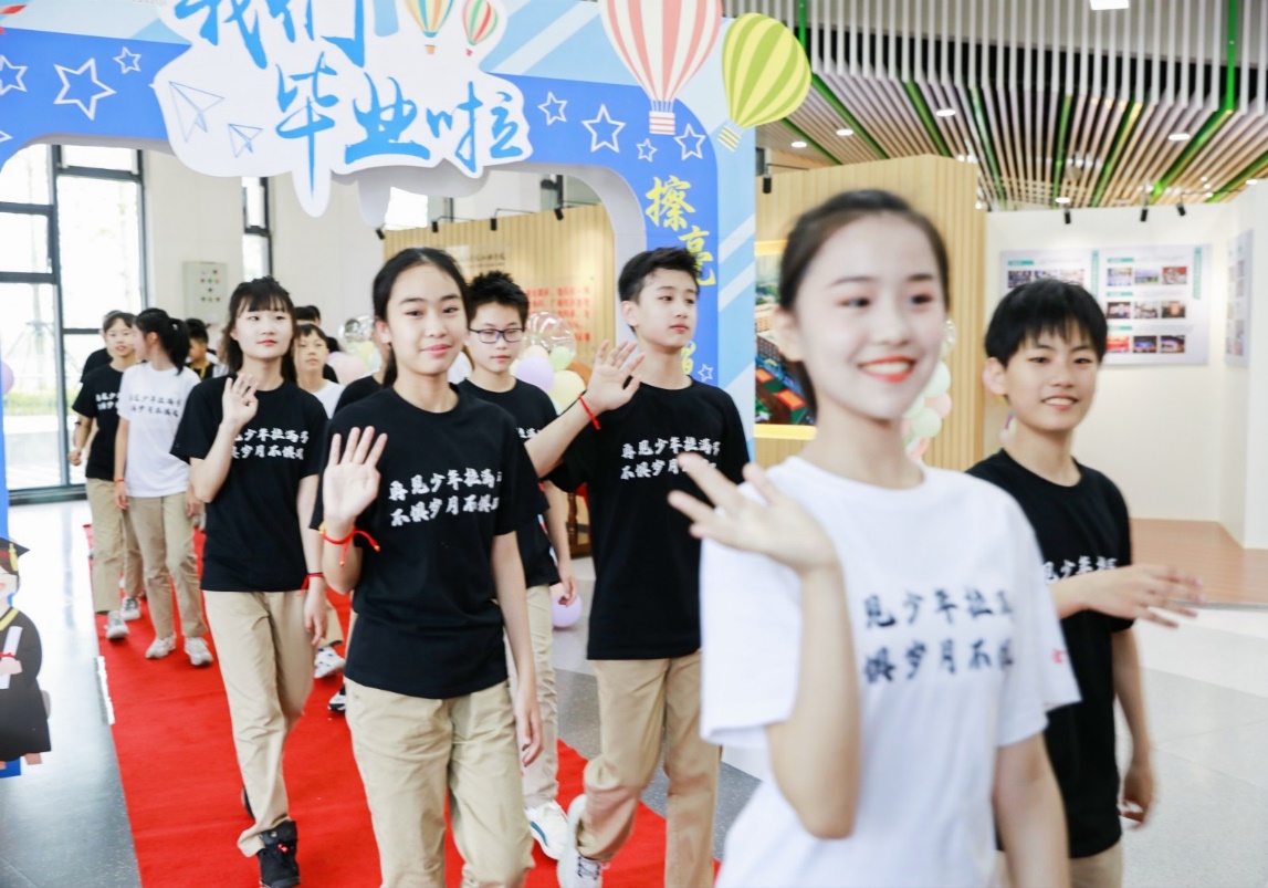 毕业典礼推送报道_html_3e834ab7.jpg