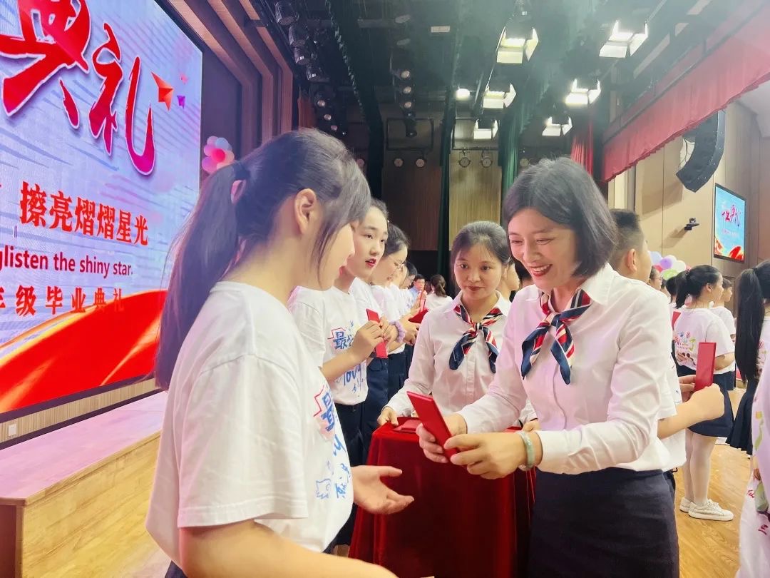 毕业典礼推送报道_html_47d3b8f5.jpg