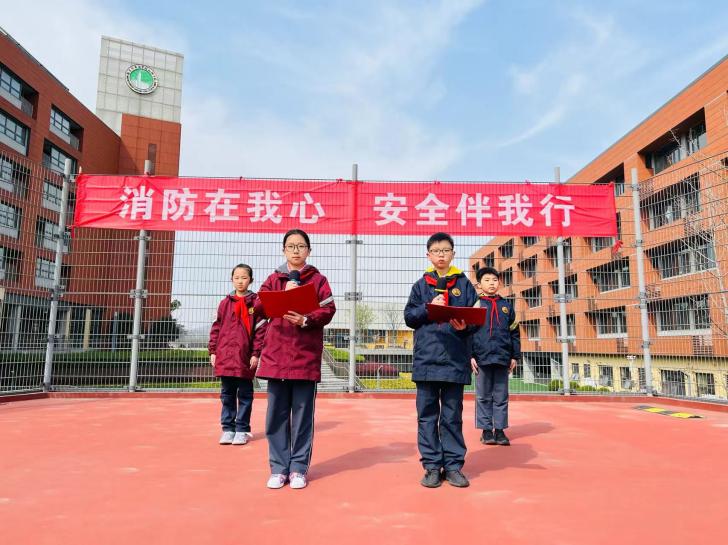 四（4）班升旗“消防在我心，安全伴我行 “报道_html_m4768ace2.jpg