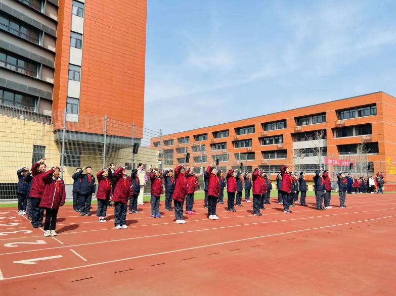 四（4）班升旗“消防在我心，安全伴我行 “报道_html_78c46e92.jpg