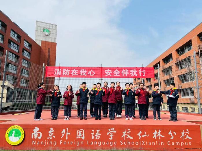 四（4）班升旗“消防在我心，安全伴我行 “报道_html_m1bdaed67.jpg