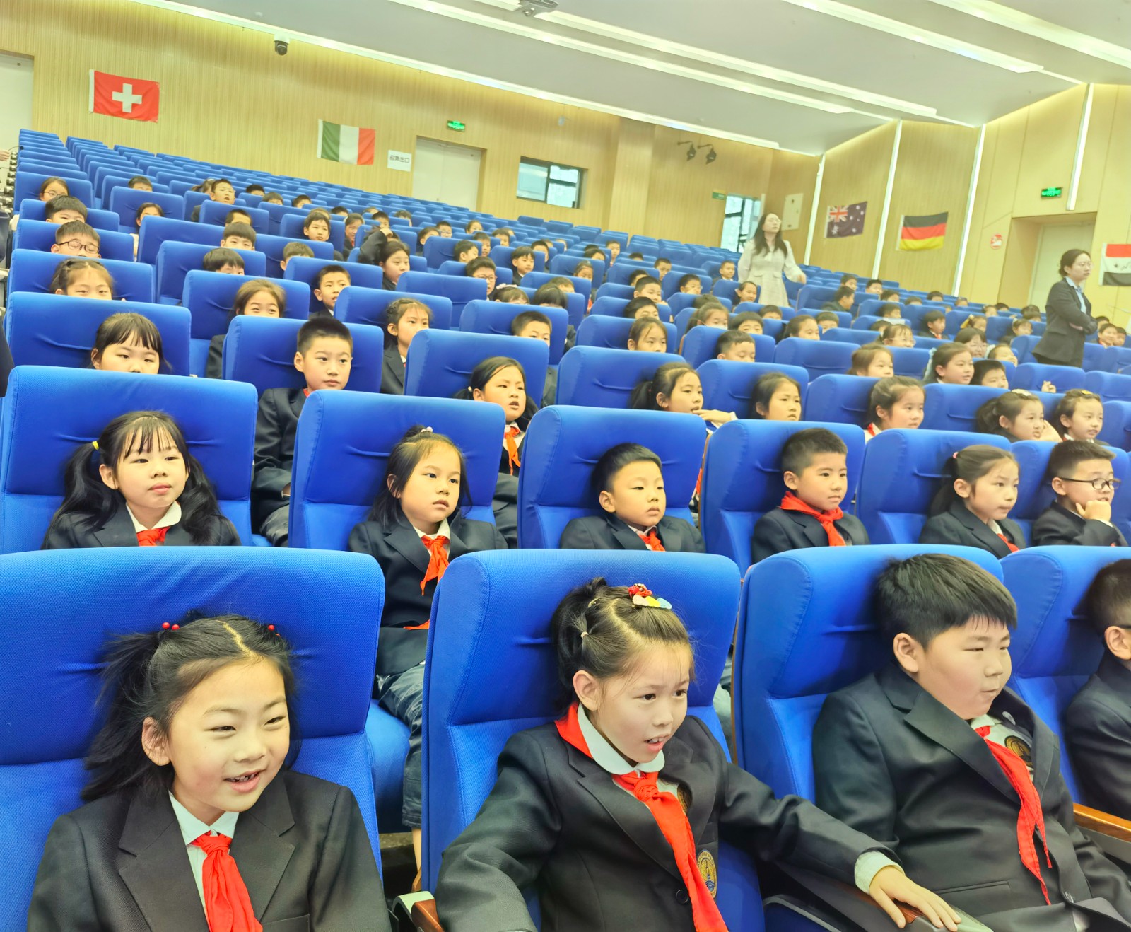 学生安静就坐.jpg