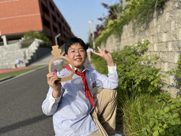 【八5】校园寻找春意，踏光一路前行_html_78284024.jpg