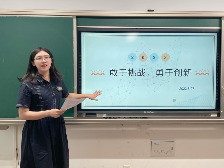 机遇还是挑战新学期年级组例会新闻稿_html_m70926224.png