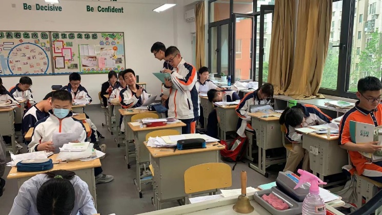 精益求精 整顿出发—记八二班试卷整理检查 张云萱_html_64357fe9.jpg