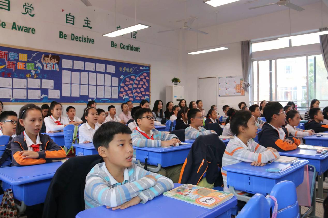 携手同行，共育未来——记向日葵五班五年级上家长开放日活动_html_3b2f03ff.jpg
