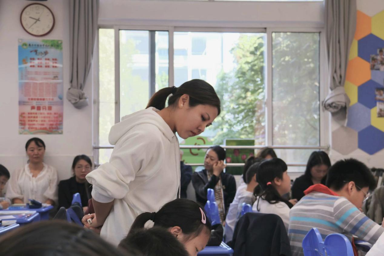 携手同行，共育未来——记向日葵五班五年级上家长开放日活动_html_m33c11aed.jpg