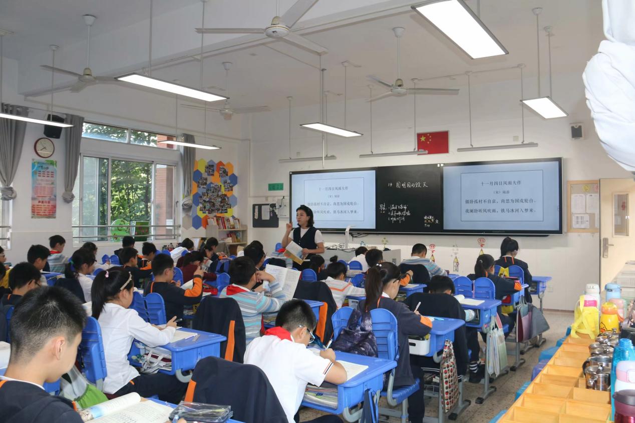 携手同行，共育未来——记向日葵五班五年级上家长开放日活动_html_6f014b84.jpg