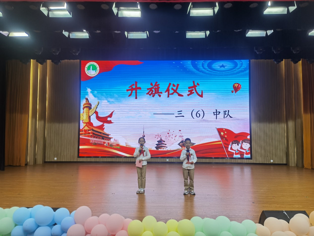 七彩童年 向阳生长 三6班升旗报道_html_m2104cf7a.jpg