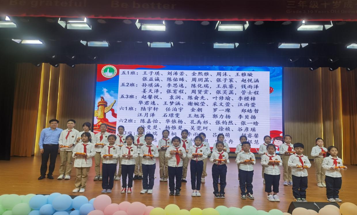 七彩童年 向阳生长 三6班升旗报道_html_m3a62b26a.jpg