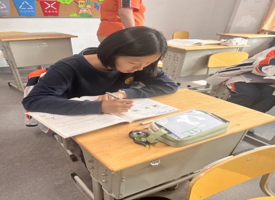 九6班新闻稿 身边的榜样_html_4b43bfc1.jpg