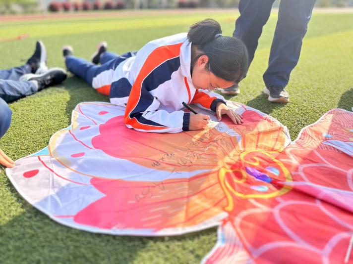 八1  锦鲤风筝伴我们高飞 第十周通讯稿 4.14(1)_html_m39e61929.jpg