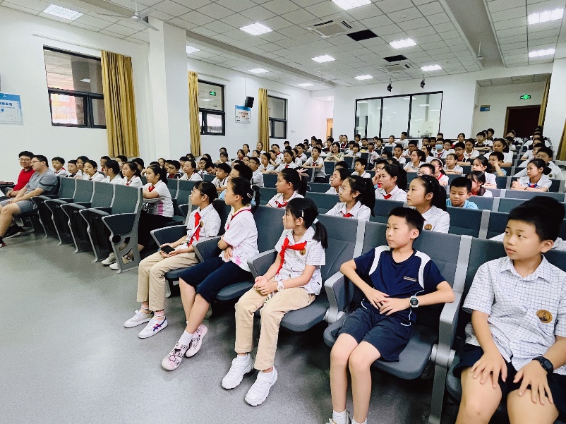榜样引领  助力成长——六年级优秀毕业生分享会新闻稿_html_54514f66.jpg