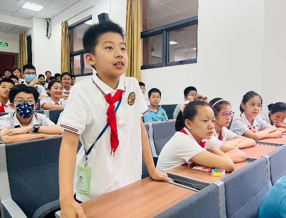 榜样引领  助力成长——六年级优秀毕业生分享会新闻稿_html_2d7ad261.jpg