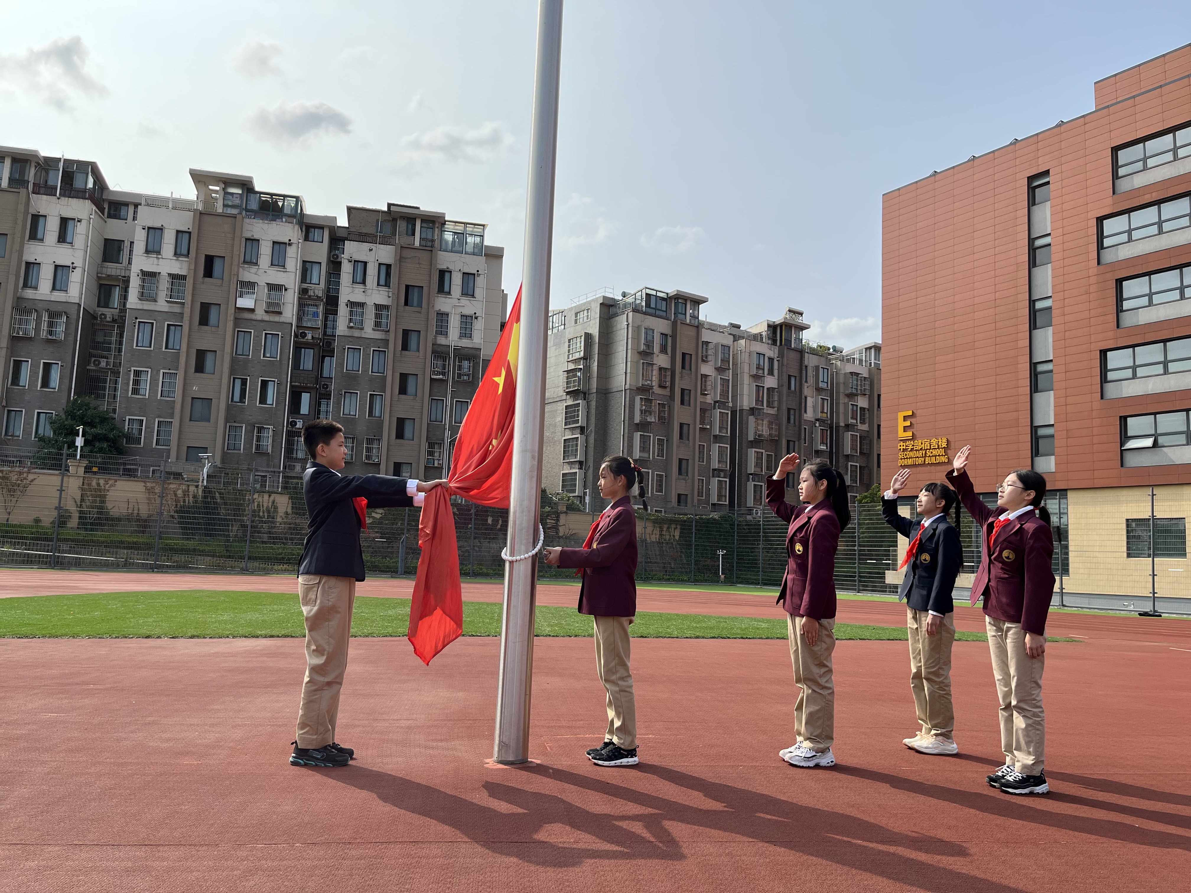 “声音分级 优雅校园”五（3）班-升旗仪式报道稿_html_35f57318.jpg