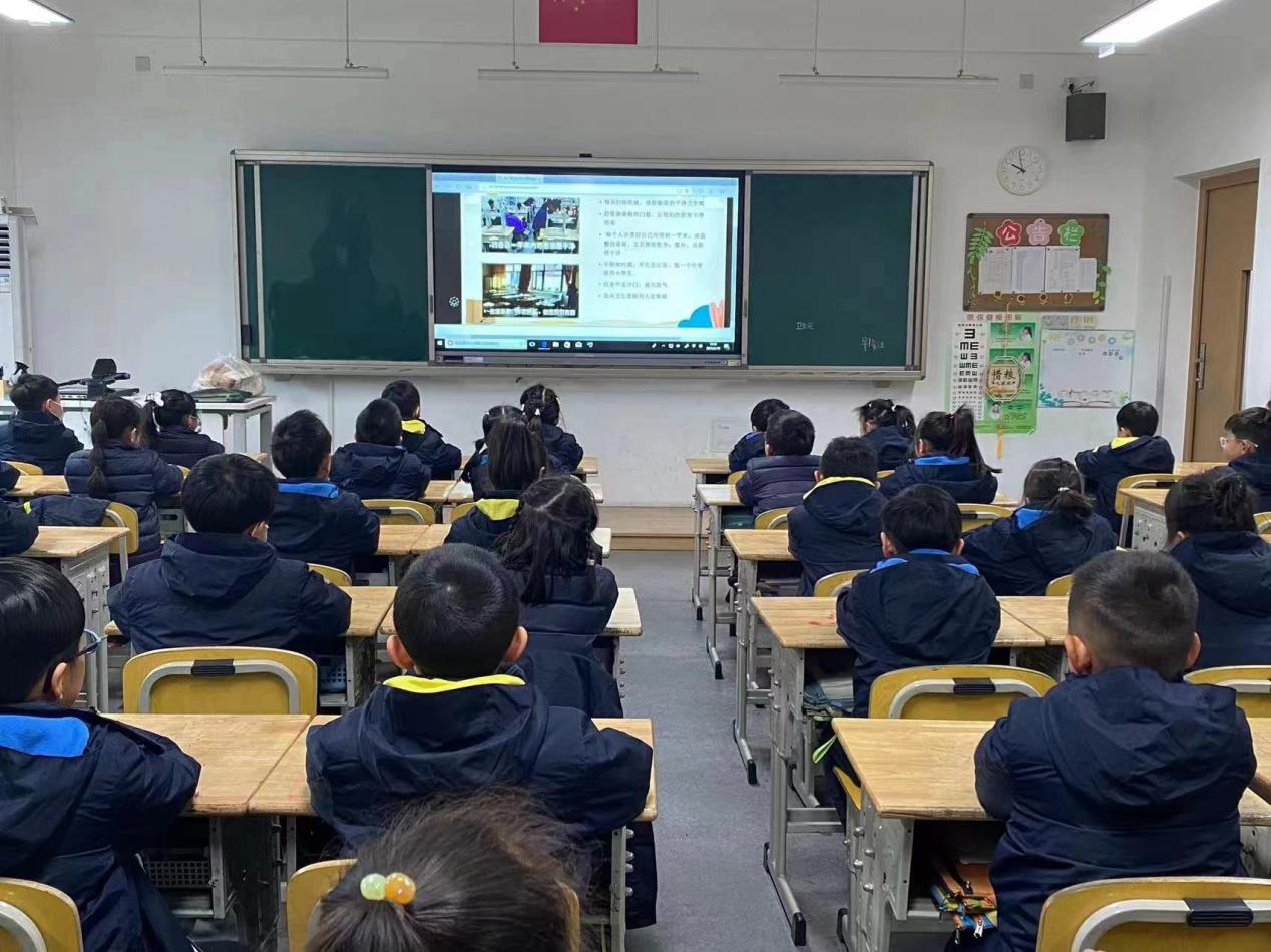 集体晨会：“卫生好习惯 常伴我成长”养成良好的卫生习惯_html_38d61ec5.jpg