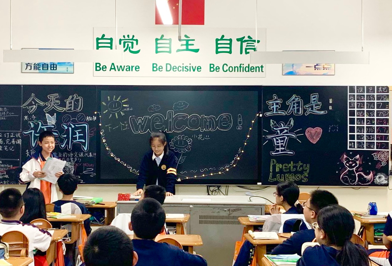 含羞的许润童.jpg