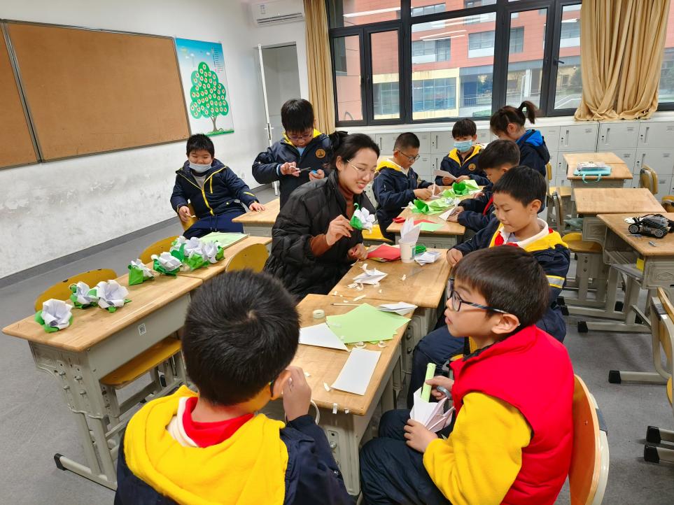 “疫”路呵护，情满校园(燕区小学部留校学生学习生活纪实)_html_m166d8cdc.jpg