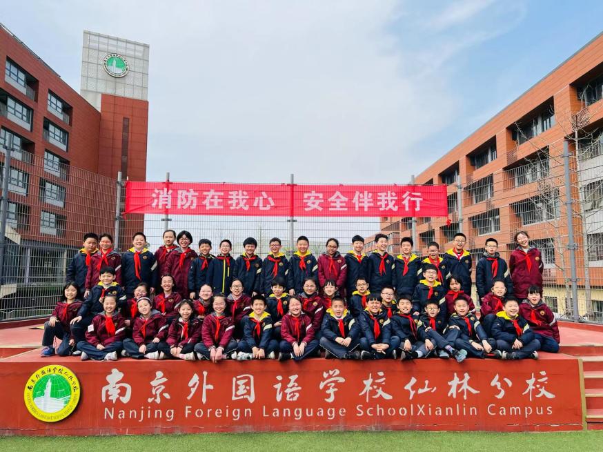 四（4）班升旗“消防在我心，安全伴我行 “报道_html_f1b8ac2.jpg