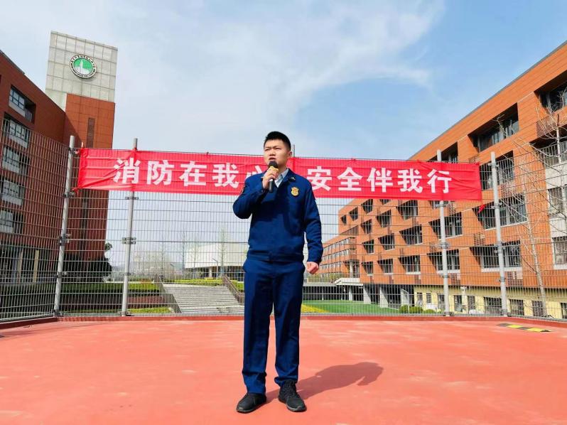 四（4）班升旗“消防在我心，安全伴我行 “报道_html_6d2edf99.jpg