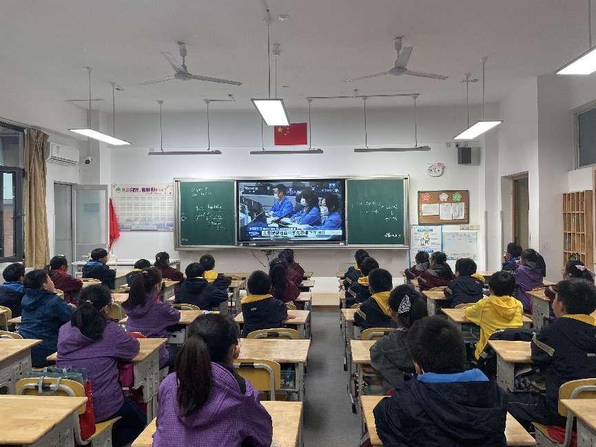 飞飞雏鹰：惊叹的航空梦_html_m664f375f.jpg